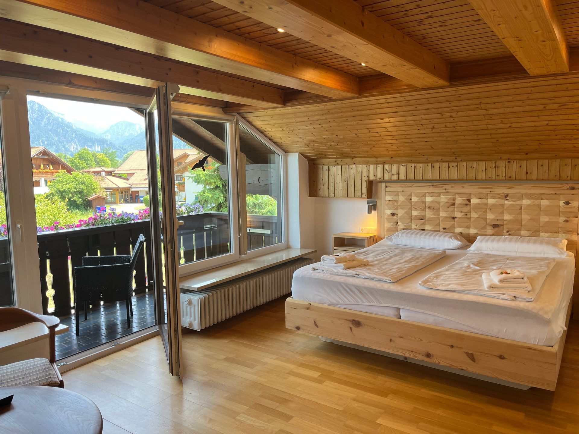 Zimmer mit Balkon und Bergblick