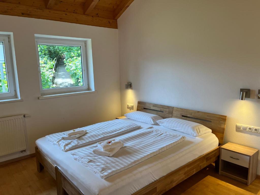 Dreibettzimmer – Gästehaus Forggensee