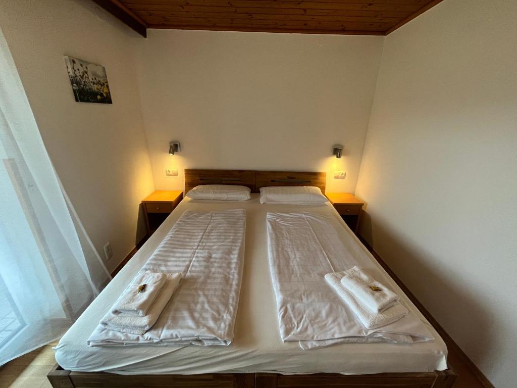 Kleines Doppelzimmer mit Balkon – Gästehaus Forggensee
