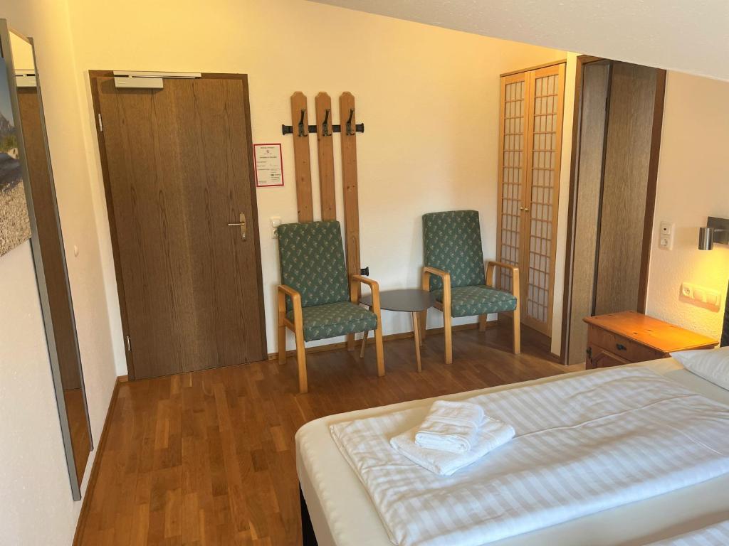 Standard Dreibettzimmer – Gästehaus Forggensee